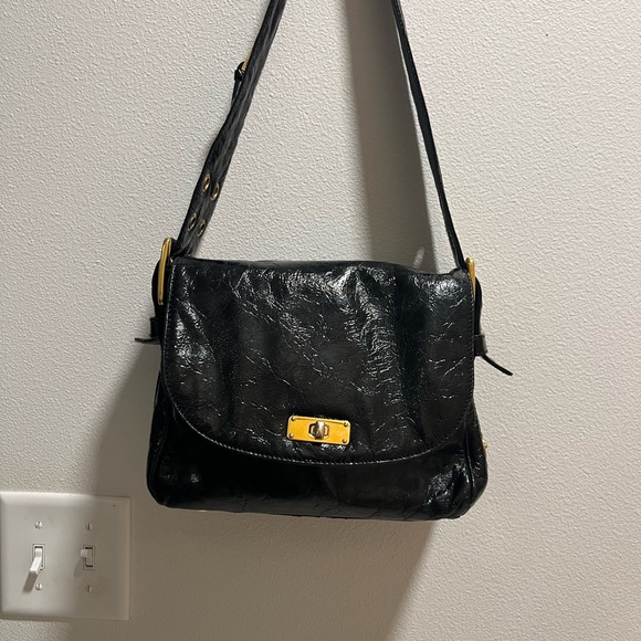 MARC JACOBS black-patent leather. Luxuriously soft leather, gold toned hardware. - Picture 7 of 9